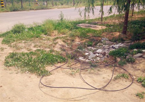 記者前往現(xiàn)場(chǎng)采訪時(shí)，落地電纜仍未修正