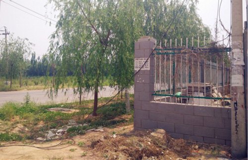 記者前往現(xiàn)場(chǎng)采訪時(shí)，落地電纜仍未修正